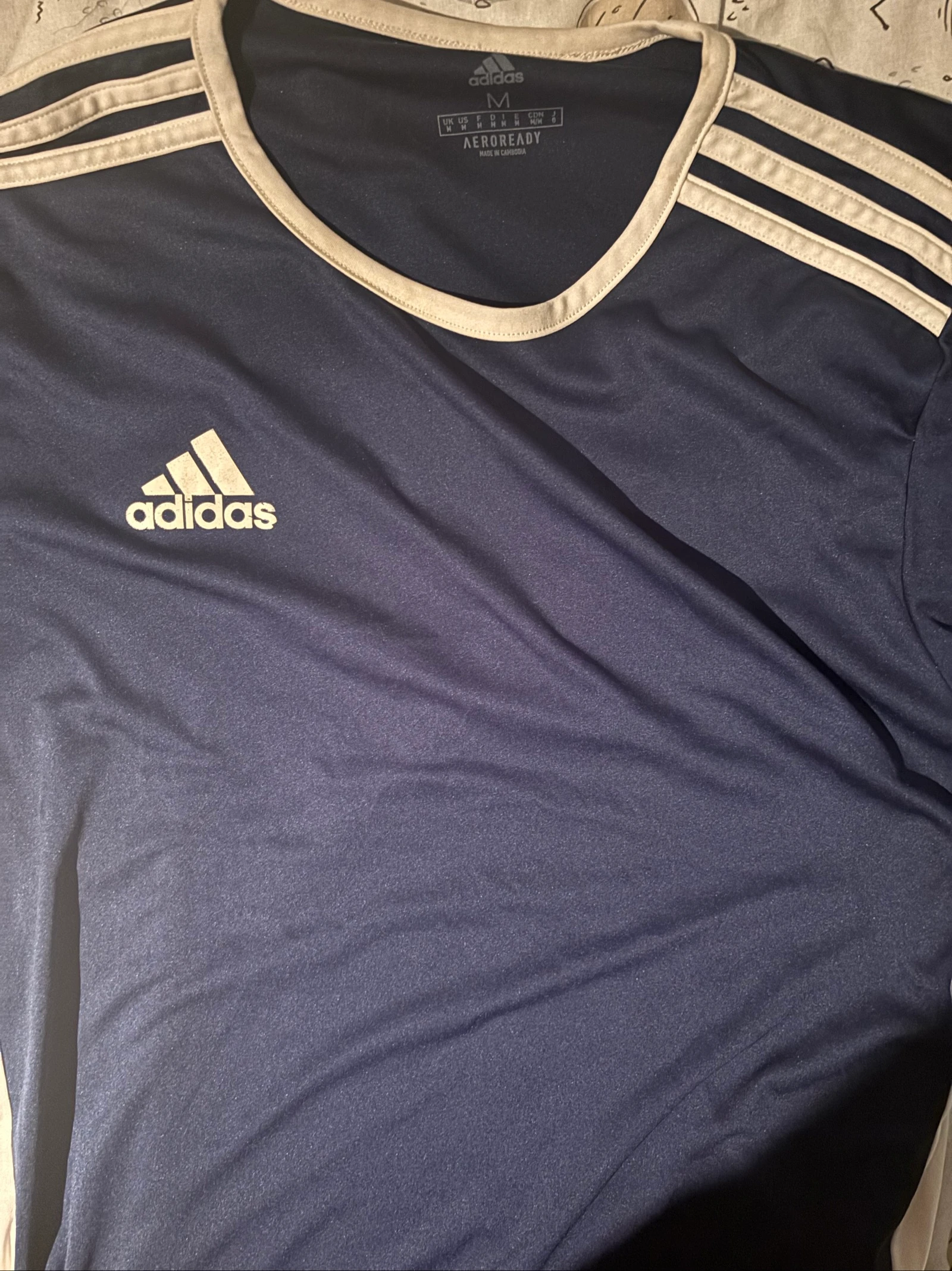 Camiseta Adidas.